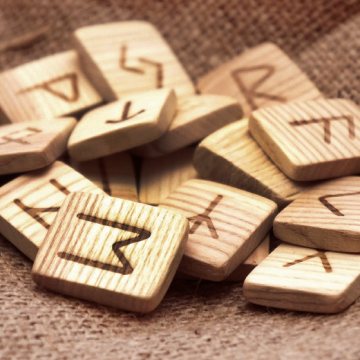 Набір дерев'яних рун для ворожіння Модрина