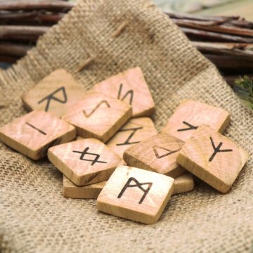 Набір дерев'яних рун для ворожіння з анотацією. Яблуня