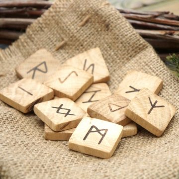 Набор деревянных рун для гадания с аннотацией Орех