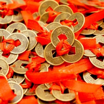 Три китайські монети на червоній нитці трикутником, 10 шт