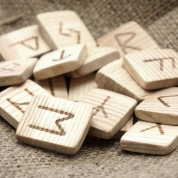 Набор деревянных рун для гадания с аннотацией Дуб
