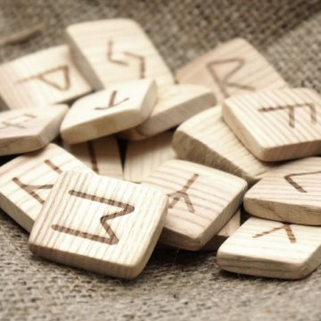 Набір дерев'яних рун для ворожіння з анотацією Вишня